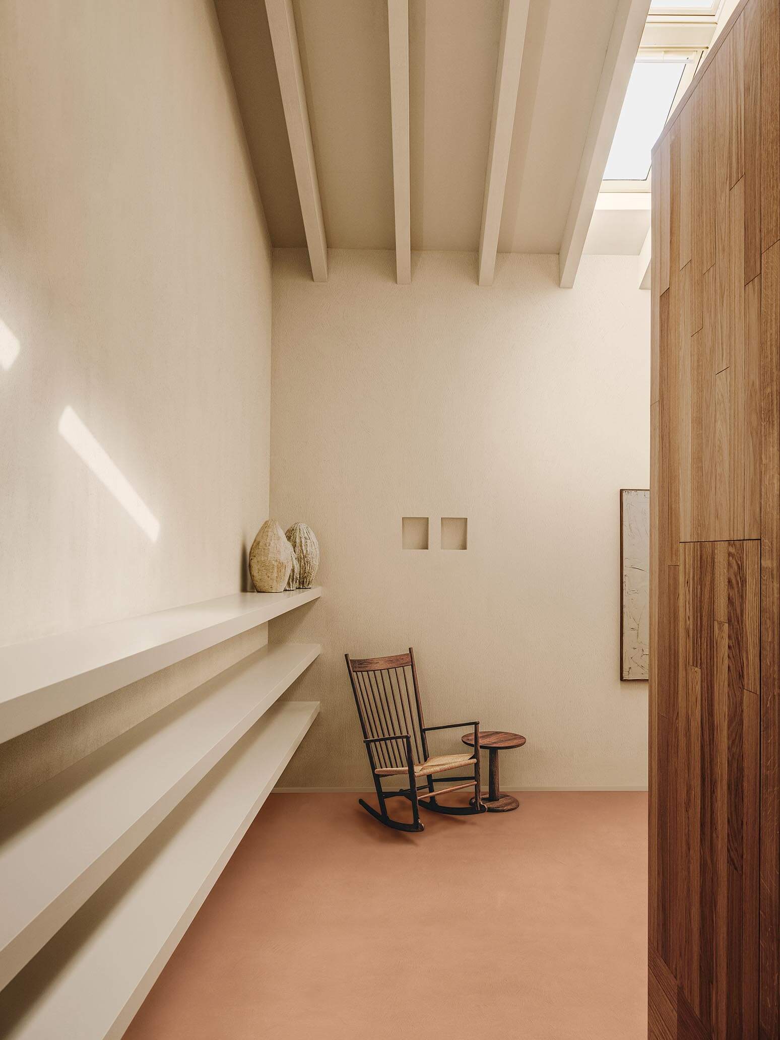 Soffitto e travi: Decor KK 105, Pareti: Wallcrete Living KK 105